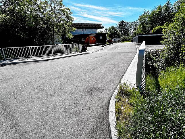 Nach umfangreichen Baumaßnehmen ist das Brückenbauwerk und die Jahnstraße für den Verkehr wieder frei.