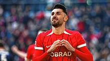 Gleich formt Vincenzo Grifo mit seinen Händen ein Herz. Es ist die gewohnte Jubelgeste des Freiburgers, die er auch nach seinem ...