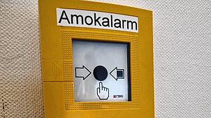 Ein Bild aus unsere Archiv: An allen beruflichen Schulen im Schwarzwald-Baar-Kreis ist ein solcher Amokalarm-Knopf verbaut.