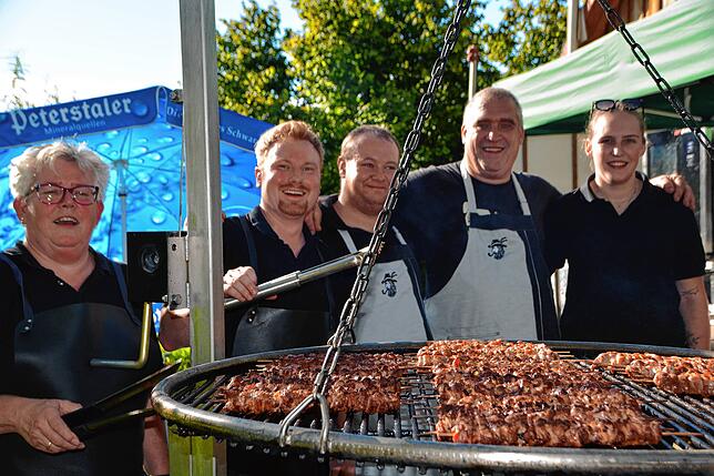 Für das leibliche Wohl beim dem Flohmarkt sorgte unter anderem das Team am Grill: (von links) Karin Greinwald, stellvertretender ...