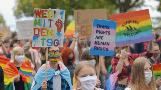 Vom Sammelpunkt auf dem Adenauerplatz zog der Queer-Pride-Marsch mit einer Schlaufe über Kirchplatz, Schanzstraße und Buchhornplatz zur ...