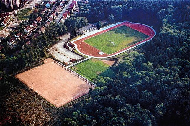 Das Waldstadion Anfang der 1990er Jahre nach größeren Umbauten. Der finanzielle Wert der städtischen Sportanlage wird mit rund 600.000 ...