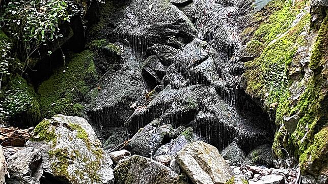 Bei Hitze und Trockenheit fließt in vielen Gewässern wie im Berauer Wasserfall kaum noch Wasser. Deshalb hat das Landratsamt ein Verbot ...