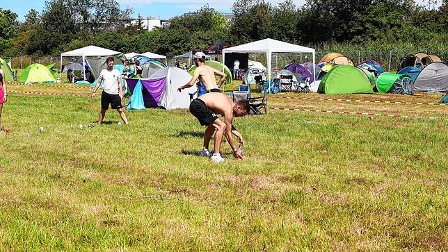 Bild 6: So sieht Vorfreude auf das Seenachtfest aus! Auf dem Konstanzer Flugplatz wird wieder gecampt