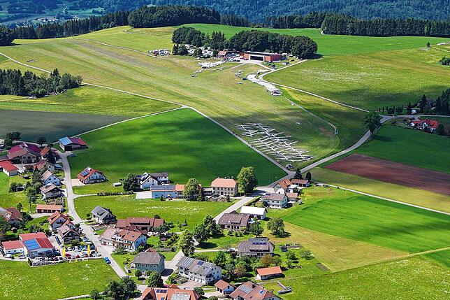 Archivfoto: Der Flugplatz Hütten/Hotzenwald von oben, während einem der vergangenen Segelflugwettbewerbe. Gut zu erkennen, die ...