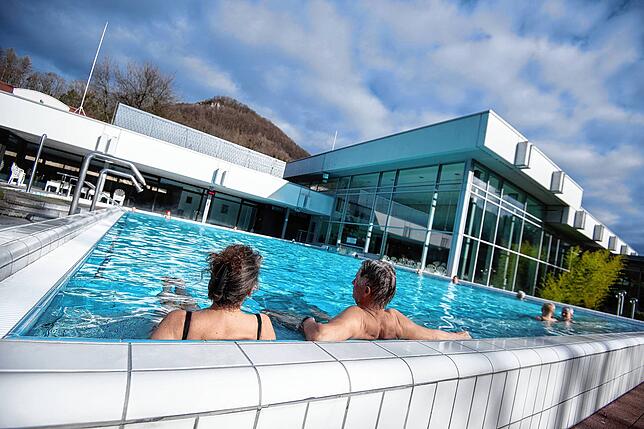 Wohlige Wärme an kühlen Herbsttagen: Die Thermalbäder am Hochrhein, wie die Vinzenz Therme Bad Ditzenbach, laden in den Herbstferien ...