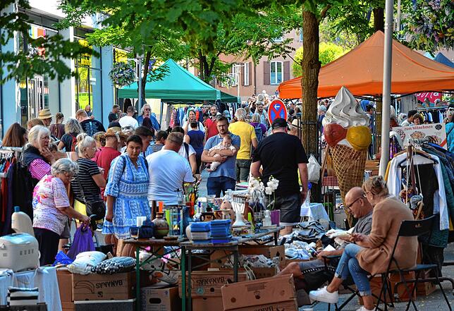 Bild 30: Reges Treiben auf dem Flohmarkt in Markdorf