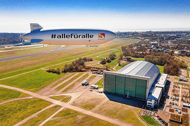 Bild 2: Haben Sie ihn entdeckt? Mit dieser Botschaft war der Zeppelin am Wochenende am Himmel zu sehen