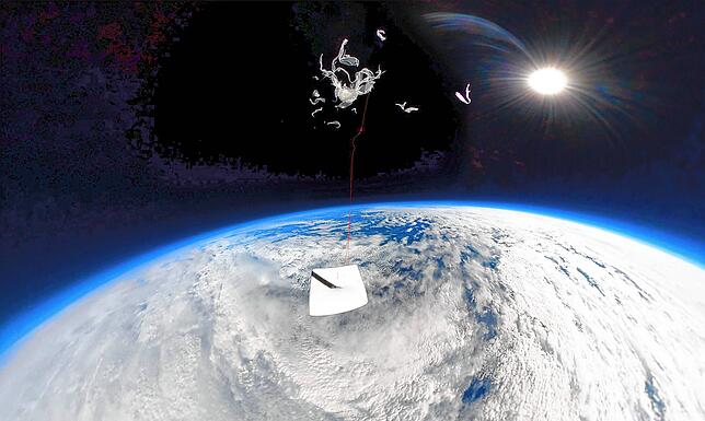 Bild 3: Schöne Grüße aus dem Weltall! Diese Bilder entstanden beim Stratosphärenflug mit dem Kameraballon