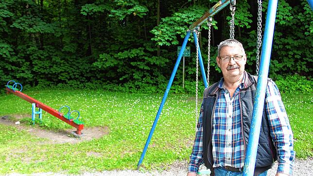 Adolf Hahn vom Stockacher Stadtbauamt hofft den Osterholz-Spielplatz erhalten zu können. Dies geht aber nur, wenn es weniger Scherben gibt.