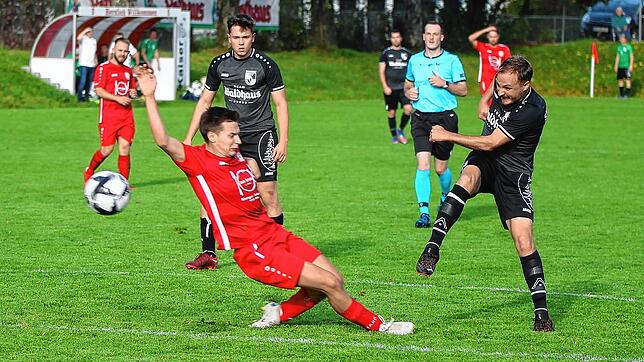 Die Entscheidung: Henrik Böhner (rechts) trifft zum 4:1 für den SV Waldhaus. Simon Gschell vom FC Grießen kommt zu spät. Der SV Waldhaus ...
