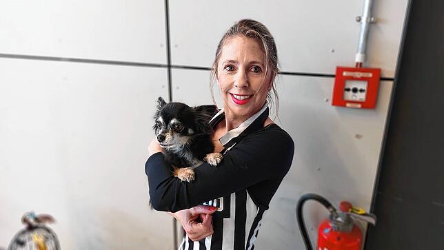Karin Baumann aus Bern mit Chihuahua-Hündin Kira.