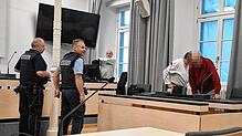 Der Senior nimmt im Verfahren auf der Anklagebank Platz.