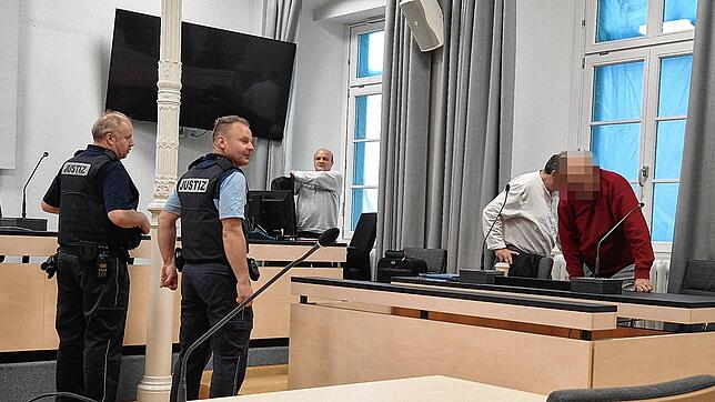 Der Senior nimmt im Verfahren auf der Anklagebank Platz.