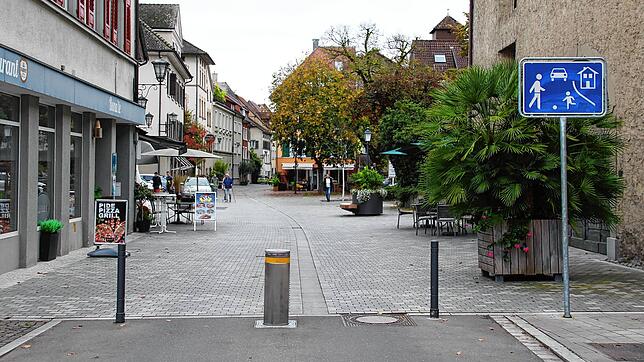 Der Poller, der den Durchgangsverkehr in der Jakob-Kessenring- und Klosterstraße seit März reguliert, soll vorerst bleiben. Das hat der ...