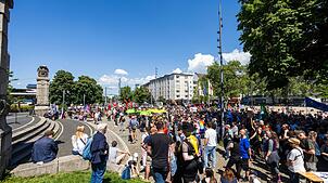 Menschen versammelten sich in Freiburg von dem örtlichen Theater.