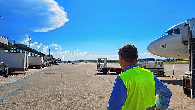 Detlef Schäfer blickt auf das Rollfeld des Flughafens: In Zukunft sollen hier mehr Airlines landen und starten.