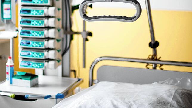 Ein leeres Bett in einer Intensivstation. Bisher kam es im Bodenseekreis noch nicht zu Enpässen. Doch welche Kriterien würden die Ärzte ...