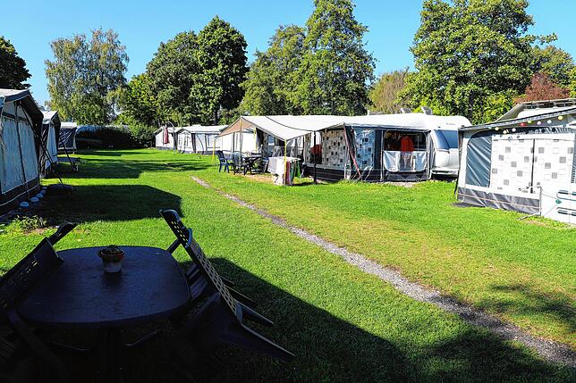 Der Campingwagen der Familie Weigelt. Viele ihrer Nachbarn sind während unseres Besuchs am Dienstag nicht vor Ort. „Wir waren ...
