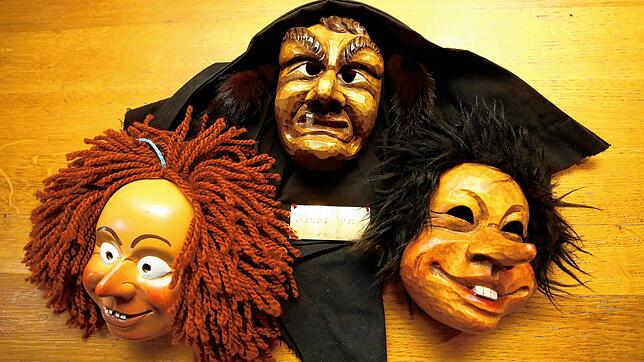 Die Vielfalt der Konstanzer Fasnacht und Maskengestalten ist schier unerschöpflich. Einige Masken liegen auch schon zum Abstauben parat, ...