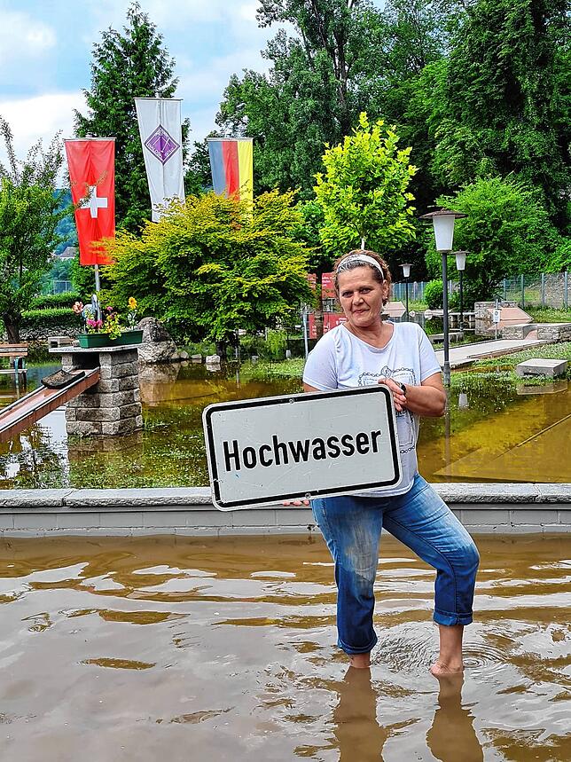 Kiosk-Pächterin Manuela Rech im Hochwasser: Der Minigolfplatz in der Waldshuter Schmittenau ist jetzt wieder offen.