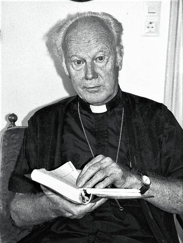 Bischof Emil Stehle 2002 in seiner Wohnung in Konstanz.