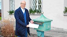 Ulrich Werner wirft seine Bewerbung in den Briefkasten des Herdwanger Rathauses.