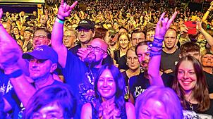 Bild : Tausende Metalheads feiern im Schwarzwald