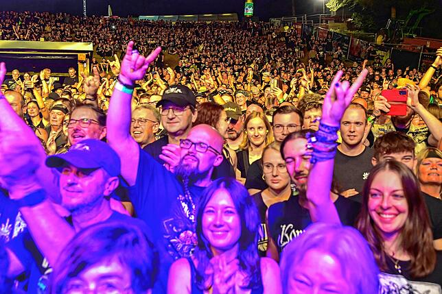 Bild 1: Tausende Metalheads feiern im Schwarzwald