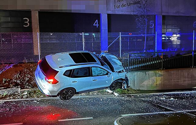 Das Auto eines 61-Jährigen kracht bei Villmergen in eine Straßenlaterne und in eine Stützmauer.