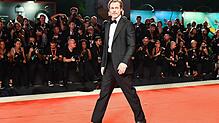 Bei den Filmfestspielen in Venedig wurde US-Schauspieler Brad Pitt für seinen Auftritt in &bdquo;Ad Astra&ldquo; gefeiert. Der Film ...