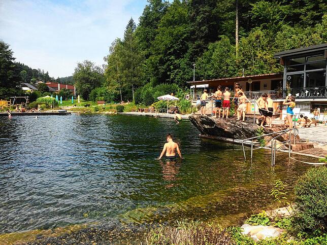 Der Naturena-Badesee im Tal an der Schlücht ist bei Jung und Alt beliebter Treffpunkt. Im Sommer 2020 blieb er wegen Corona geschlossen.