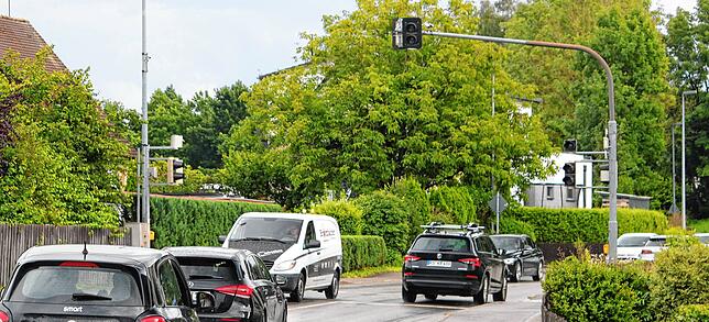 Wenn der Verkehr in Sparbruck so gar nicht nachlassen will, wird notfalls auch mal der Drücker der Fußgängerampel betätigt, um vom ...