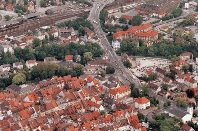 Blick von oben auf das alte und das neue Tonhallenareal früher und heute: Das alte Luftbild stammt von Fotograf Willi Hönle aus ...