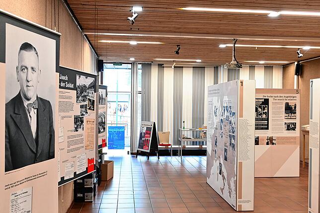Ein Blick in die Ausstellung 2023 in der Stadtbibliothek in Schwenningen.