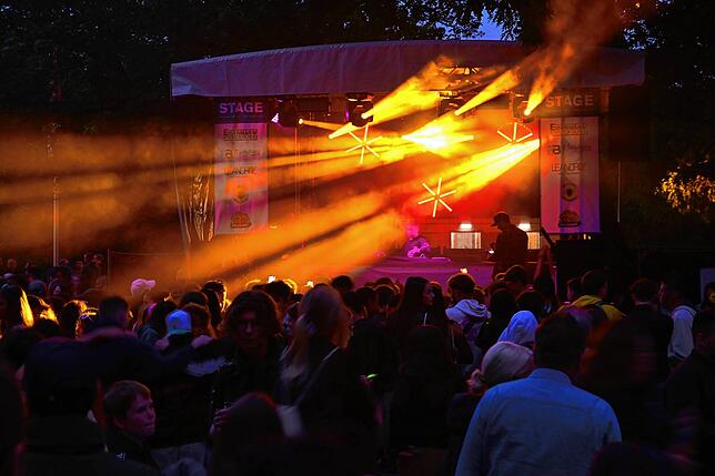 Bild 11: Tausende Besucher feiern beim Stadtfest