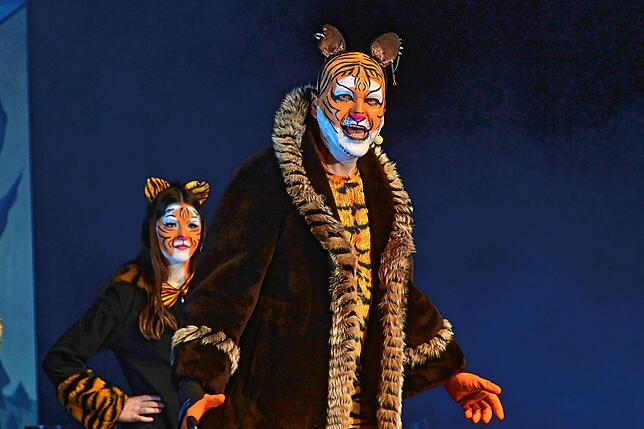 Der böse Tiger Tatz (Benno Kilzer, mit Alina Kilzer im Hintergrund) erwies sich im Nachhinein als Kerl mit rauer Schale und ganz weichem ...