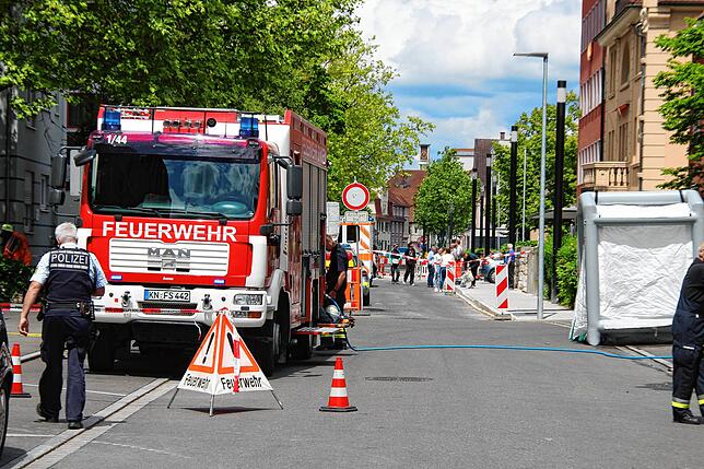 Gaseinsatz in Singen mit viel Polizei, Feuerwehr und Rettungskräften. Menschen, die mit dem Stoff in Verbindung kamen, wurden neben dem ...