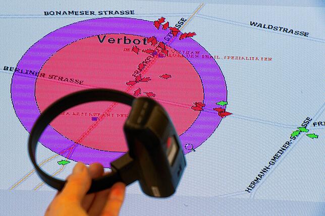 Durch den Tracker am Fuß kann der Standort des Trägers überwacht werden.