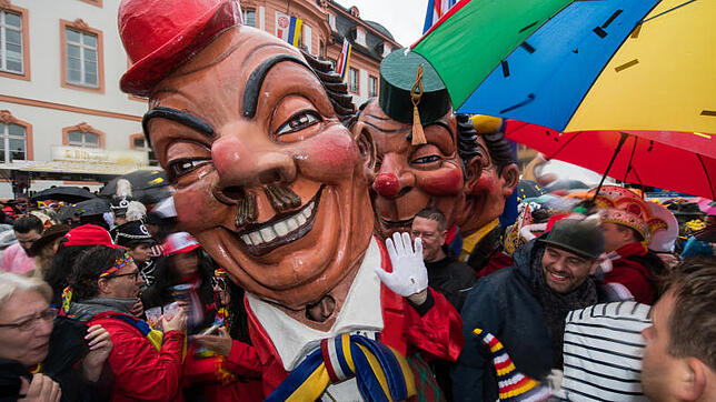 Die "Meenzer Schwellköpp" gehen in Mainz nach Verkündung der närrischen Grundgesetze durch die Menge der feiernden Narren. Mit der ...