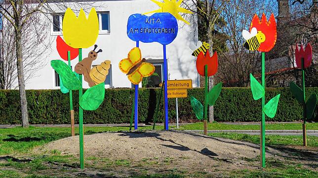 Der Geisinger Kreisverkehr beim Pflegeheim blüht, am Boden sprießen Krokusse und nun zieren noch große, von den Kindern des ...