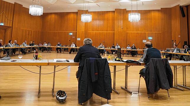 Der Gemeinderat Bad Säckingen in seiner Sitzung im Kursaal. Besprochen wurden zahlreiche Einsparungen.