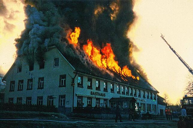 Das Feuer breitet sich rasend schnell aus und greift auf den gesamten Dachstuhl über, wie das historische Foto zeigt.