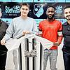 Neu beim FC Wittlingen: Francesco Falanga (links) und Luigi Squillace von der sportlichen Leitung freuen sich auf Lorik Breca (Zweiter ...