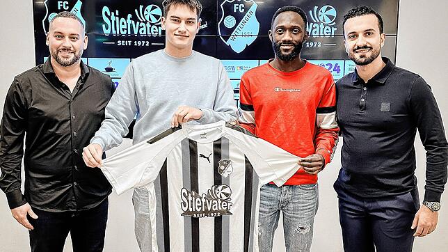 Neu beim FC Wittlingen: Francesco Falanga (links) und Luigi Squillace von der sportlichen Leitung freuen sich auf Lorik Breca (Zweiter ...