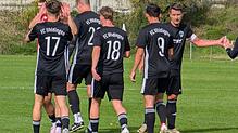Der FC Uhldingen bejubelt den 2:0-Sieg gegen den FV Walbertsweiler-Rengetsweiler.
