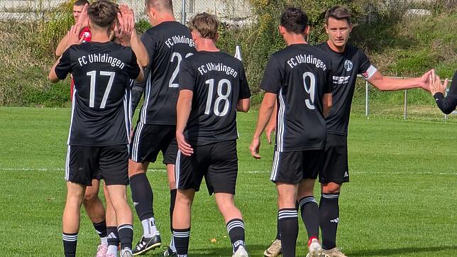 Der FC Uhldingen bejubelt den 2:0-Sieg gegen den FV Walbertsweiler-Rengetsweiler.