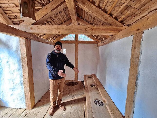 Hannes Napierala vor der Bank der Latrine. Das Gebäude ist nicht für den praktischen Gebrauch bestimmt. Dafür gibt es Dixie-Toiletten ...
