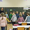 Im Morgenkreis von Lehrerin Sara Baur und FSJler Marco Beisert dürfen sich die Kinder für den Schultag etwas wünschen.