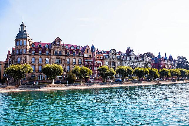Bild 1: &bdquo;Wieso halten sich nicht alle an die Regeln?&ldquo; Mit dem Sommer wird die Konstanzer Seestraße wieder zu einem Badeplatz &ndash; was nicht alle erfreut